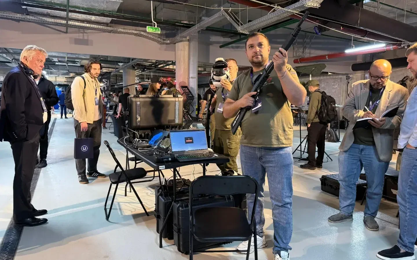 Démonstration d’entraînement sur simulateur : un stagiaire avec une réplique d’arme et des instructeurs à leur poste