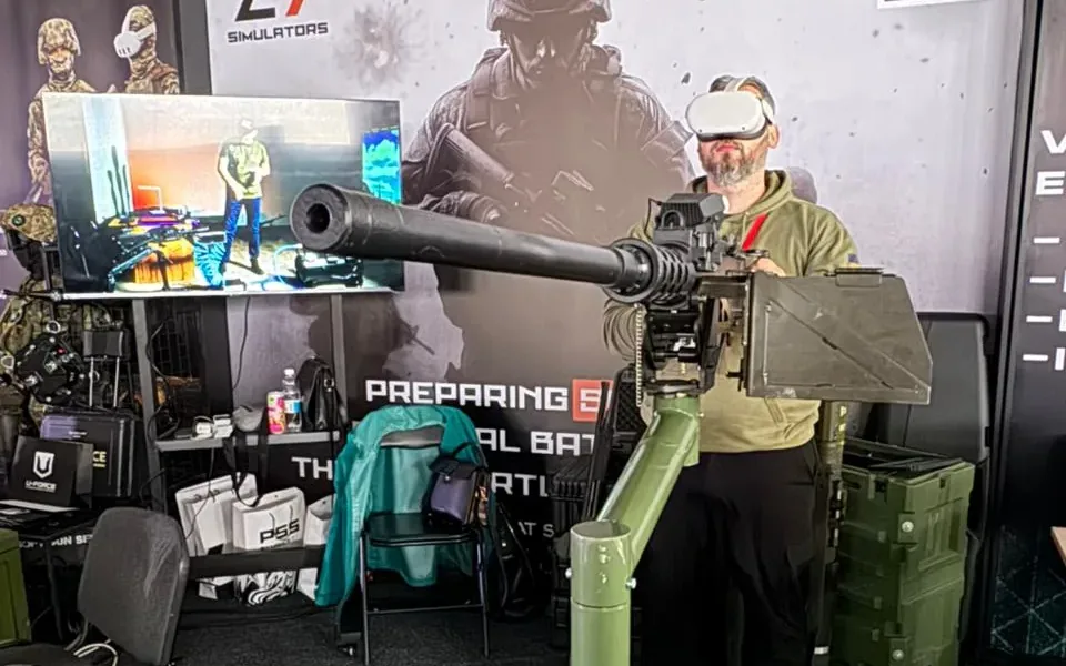VR-Trainingseinheit an einer fest montierten Simulatorstation.
